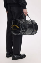 Cargar imagen en el visor de la galería, BOLSA DE DEPORTE FRED PERRY NEGRA

