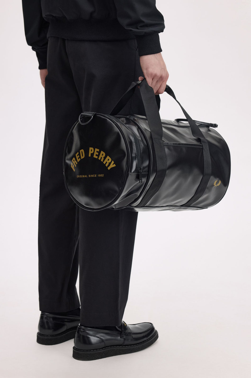 BOLSA DE DEPORTE FRED PERRY NEGRA
