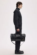 Cargar imagen en el visor de la galería, BOLSA DE DEPORTE FRED PERRY NEGRA
