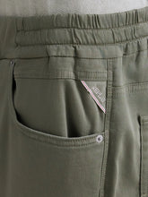 Cargar imagen en el visor de la galería, VAQUEROS SLIM FIT LANNY VERDE
