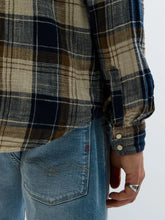 Cargar imagen en el visor de la galería, CAMISA A CUADROS CON BOLSILLOS Y CUELLO EN CONTRASTE
