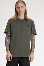 Cargar imagen en el visor de la galería, CAMISETA RIVETE DOS FRANJAS KAKI/NEGRO/VERDE
