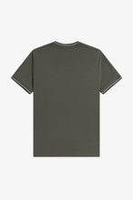 Cargar imagen en el visor de la galería, CAMISETA RIVETE DOS FRANJAS KAKI/NEGRO/VERDE
