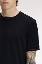 Cargar imagen en el visor de la galería, CAMISETA TWIN TIPPED MARINO/BRANDI/MARRÓN
