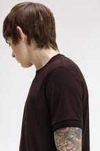 Cargar imagen en el visor de la galería, CAMISETA TWIN TIPPED MARRÓN/NEGRO

