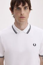 Cargar imagen en el visor de la galería, POLO FRED PERRY BLANCO/NEGRO/NEGRO
