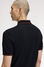 Cargar imagen en el visor de la galería, POLO FRED PERRY MARINO/BRANDY/MARRÓN
