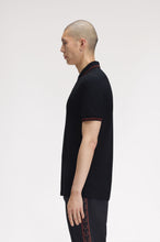 Cargar imagen en el visor de la galería, POLO FRED PERRY MARINO/BRANDY/MARRÓN
