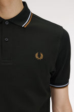 Cargar imagen en el visor de la galería, POLO TWIN FRED PERRY  VERDE/CARAMELO/AZUL
