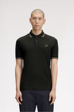 Cargar imagen en el visor de la galería, POLO TWIN FRED PERRY  VERDE/CARAMELO/AZUL
