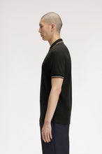 Cargar imagen en el visor de la galería, POLO TWIN FRED PERRY  VERDE/CARAMELO/AZUL
