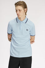 Cargar imagen en el visor de la galería, POLO FRED PÈRRY CELESTE/MARINO/AZUL
