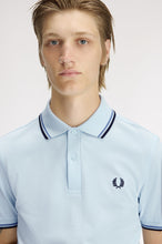 Cargar imagen en el visor de la galería, POLO FRED PÈRRY CELESTE/MARINO/AZUL
