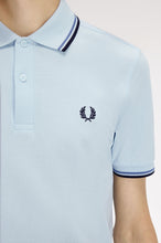 Cargar imagen en el visor de la galería, POLO FRED PÈRRY CELESTE/MARINO/AZUL
