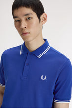 Cargar imagen en el visor de la galería, POLO FRED PERRY AZUL ROYAL/BLANCO/BLANCO
