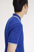 Cargar imagen en el visor de la galería, POLO FRED PERRY AZUL ROYAL/BLANCO/BLANCO
