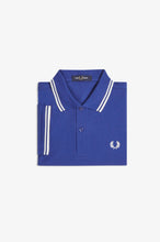 Cargar imagen en el visor de la galería, POLO FRED PERRY AZUL ROYAL/BLANCO/BLANCO
