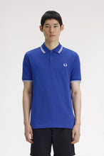 Cargar imagen en el visor de la galería, POLO FRED PERRY AZUL ROYAL/BLANCO/BLANCO
