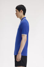 Cargar imagen en el visor de la galería, POLO FRED PERRY AZUL ROYAL/BLANCO/BLANCO
