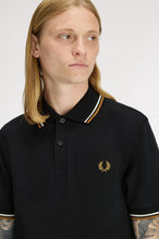 Cargar imagen en el visor de la galería, POLO TWIN FRED PERRY NEGRO/CRUDO/CARAMELO
