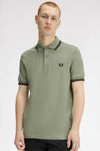 Cargar imagen en el visor de la galería, POLO FRED PERRY VERDE //NEGRO/NEGRO
