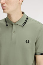 Cargar imagen en el visor de la galería, POLO FRED PERRY VERDE //NEGRO/NEGRO
