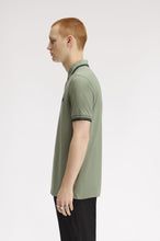 Cargar imagen en el visor de la galería, POLO FRED PERRY VERDE //NEGRO/NEGRO
