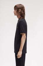 Cargar imagen en el visor de la galería, POLO FRED PERRY NEGRO/ PIEDRA SOMBREADO
