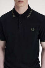 Cargar imagen en el visor de la galería, POLO FRED PERRY NEGRO/VERDE/VERDE
