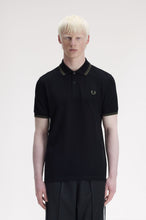Cargar imagen en el visor de la galería, POLO FRED PERRY NEGRO/VERDE/VERDE
