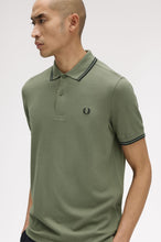 Cargar imagen en el visor de la galería, POLO FRED PERRY VERDE LAUREL
