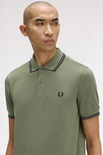 Cargar imagen en el visor de la galería, POLO FRED PERRY VERDE LAUREL
