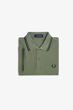 Cargar imagen en el visor de la galería, POLO FRED PERRY VERDE LAUREL
