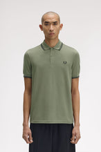 Cargar imagen en el visor de la galería, POLO FRED PERRY VERDE LAUREL
