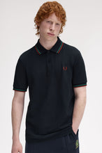 Cargar imagen en el visor de la galería, POLO FRED PERRY MARINO/ROJO/VERDE
