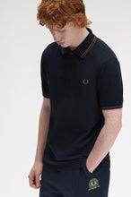 Cargar imagen en el visor de la galería, POLO FRED PERRY MARINO/ROJO/VERDE
