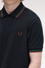 Cargar imagen en el visor de la galería, POLO FRED PERRY MARINO/ROJO/VERDE
