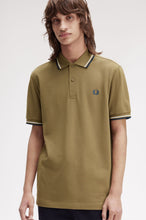 Cargar imagen en el visor de la galería, POLO FRED PERRY PIEDRA SOMBREADO
