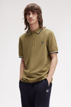 Cargar imagen en el visor de la galería, POLO FRED PERRY PIEDRA SOMBREADO
