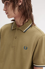 Cargar imagen en el visor de la galería, POLO FRED PERRY PIEDRA SOMBREADO
