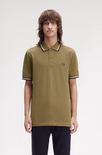 Cargar imagen en el visor de la galería, POLO FRED PERRY PIEDRA SOMBREADO
