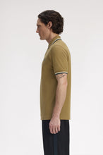 Cargar imagen en el visor de la galería, POLO FRED PERRY PIEDRA SOMBREADO
