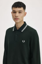 Cargar imagen en el visor de la galería, POLO FRED PERRY MANGA LARGA   VERDE
