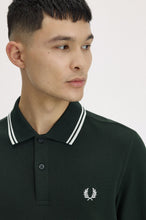 Cargar imagen en el visor de la galería, POLO FRED PERRY MANGA LARGA   VERDE
