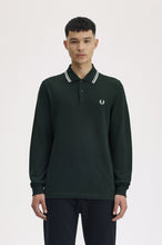 Cargar imagen en el visor de la galería, POLO FRED PERRY MANGA LARGA   VERDE
