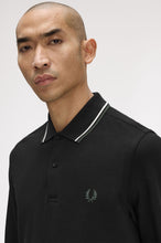 Cargar imagen en el visor de la galería, POLO MANGA LARGA TWIN FRED PERRY NEGRO
