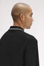 Cargar imagen en el visor de la galería, POLO MANGA LARGA TWIN FRED PERRY NEGRO
