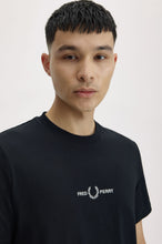 Cargar imagen en el visor de la galería, CAMISETA LOGO BORDADO NEGRA
