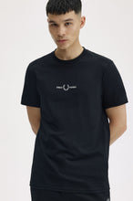 Cargar imagen en el visor de la galería, CAMISETA LOGO BORDADO NEGRA

