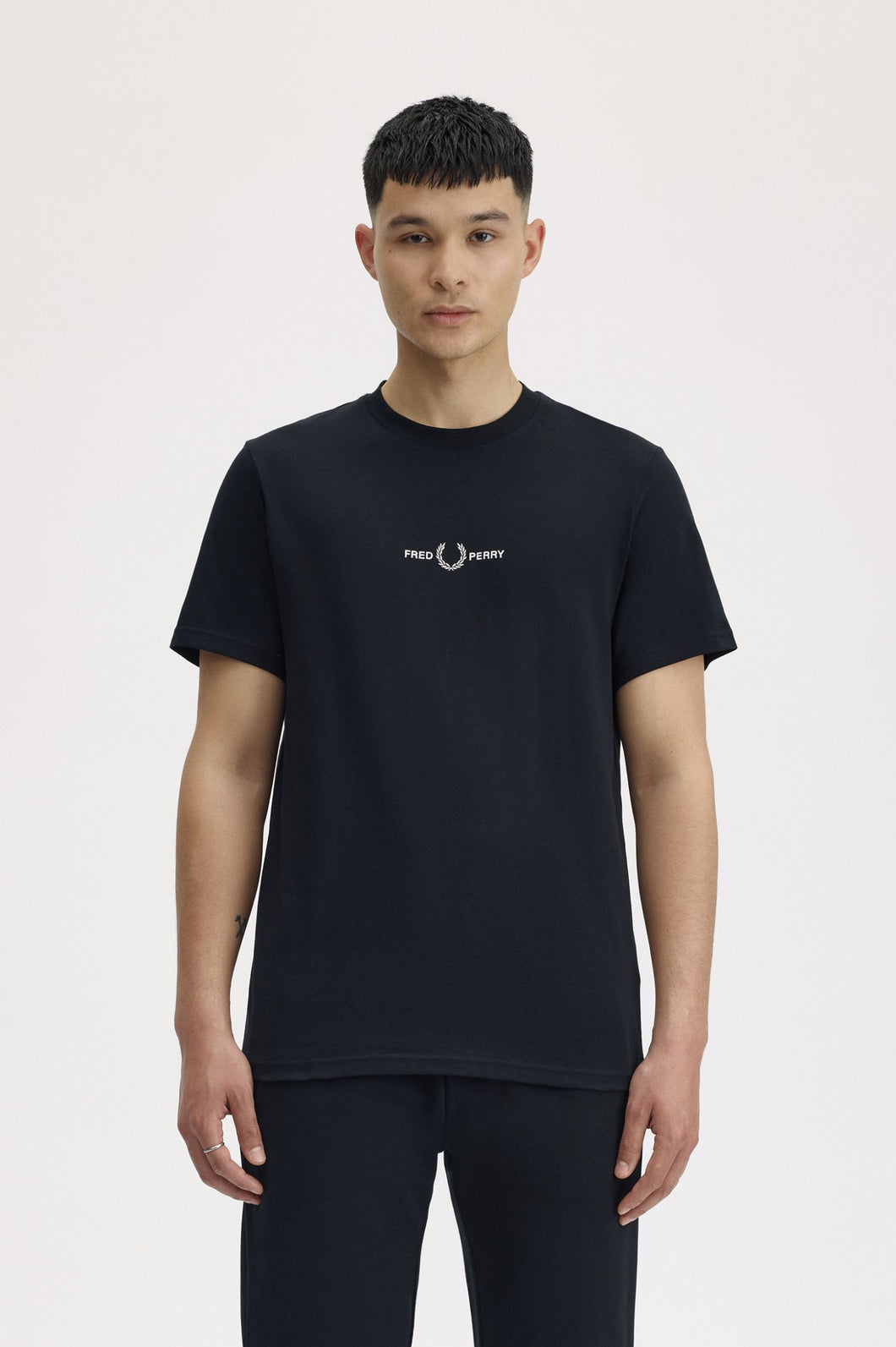 CAMISETA LOGO BORDADO NEGRA
